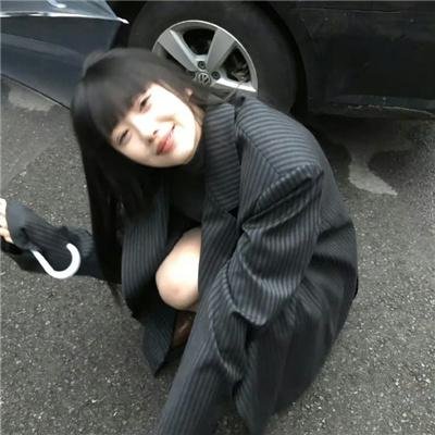和红色中国人看电视